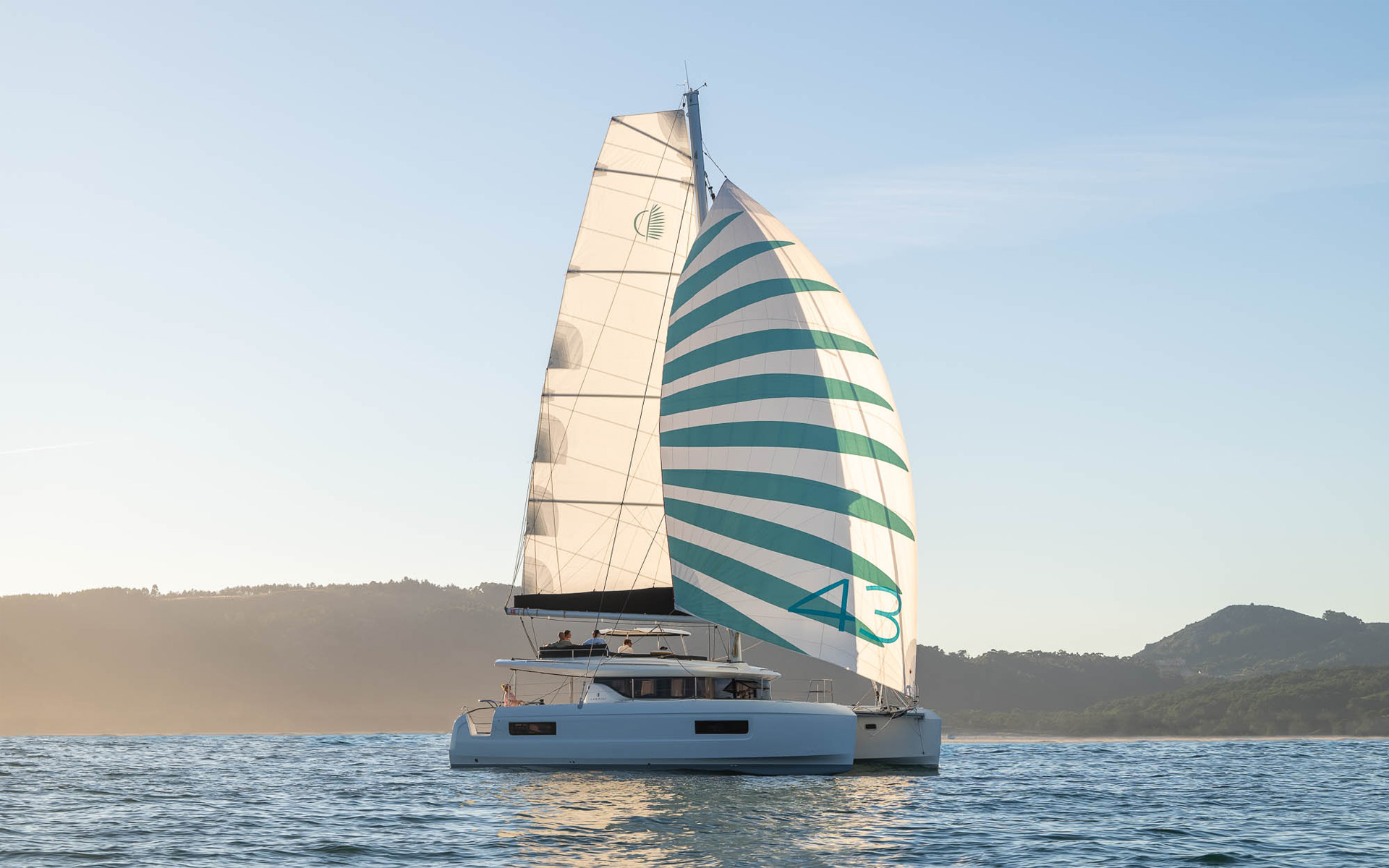 Lagoon 43, catamaran met zeilen op zee