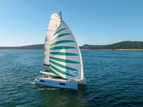 Lagoon 43, catamaran zeilend op zee
