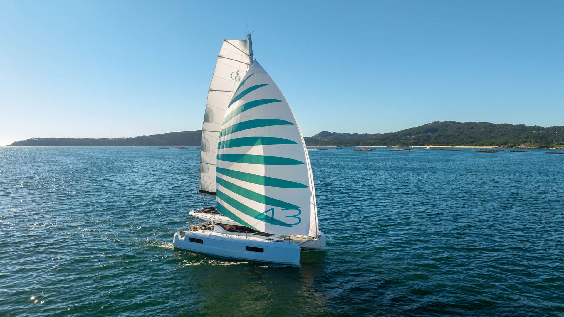 Lagoon 43, catamaran zeilend op zee