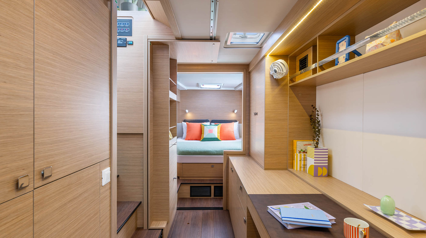 Lagoon 43, hut met bed en kast