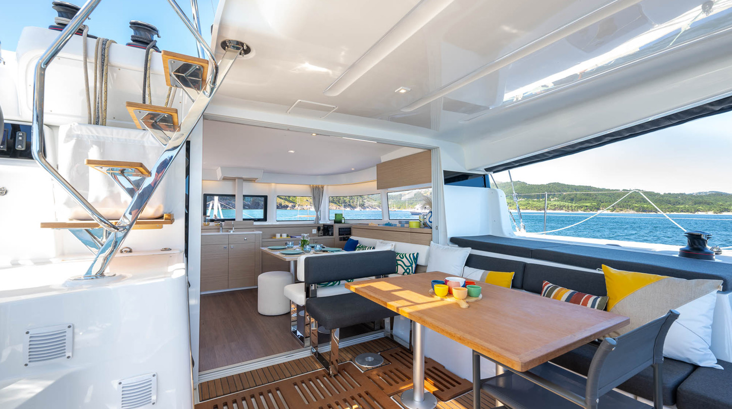 Lagoon 43, salon met eettafel en zitbank