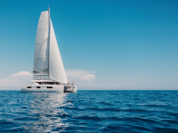 Lagoon 46 Iconic, catamaran met zeilen op zee