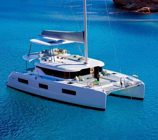 Lagoon 47, catamaran voor anker bij eiland