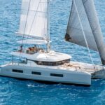 Lagoon 55 Millenium, catamaran met zeilen op zee