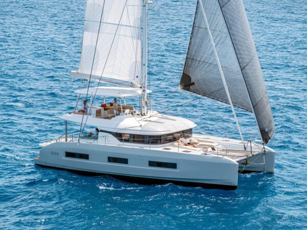Lagoon 55 Millenium, catamaran met zeilen op zee