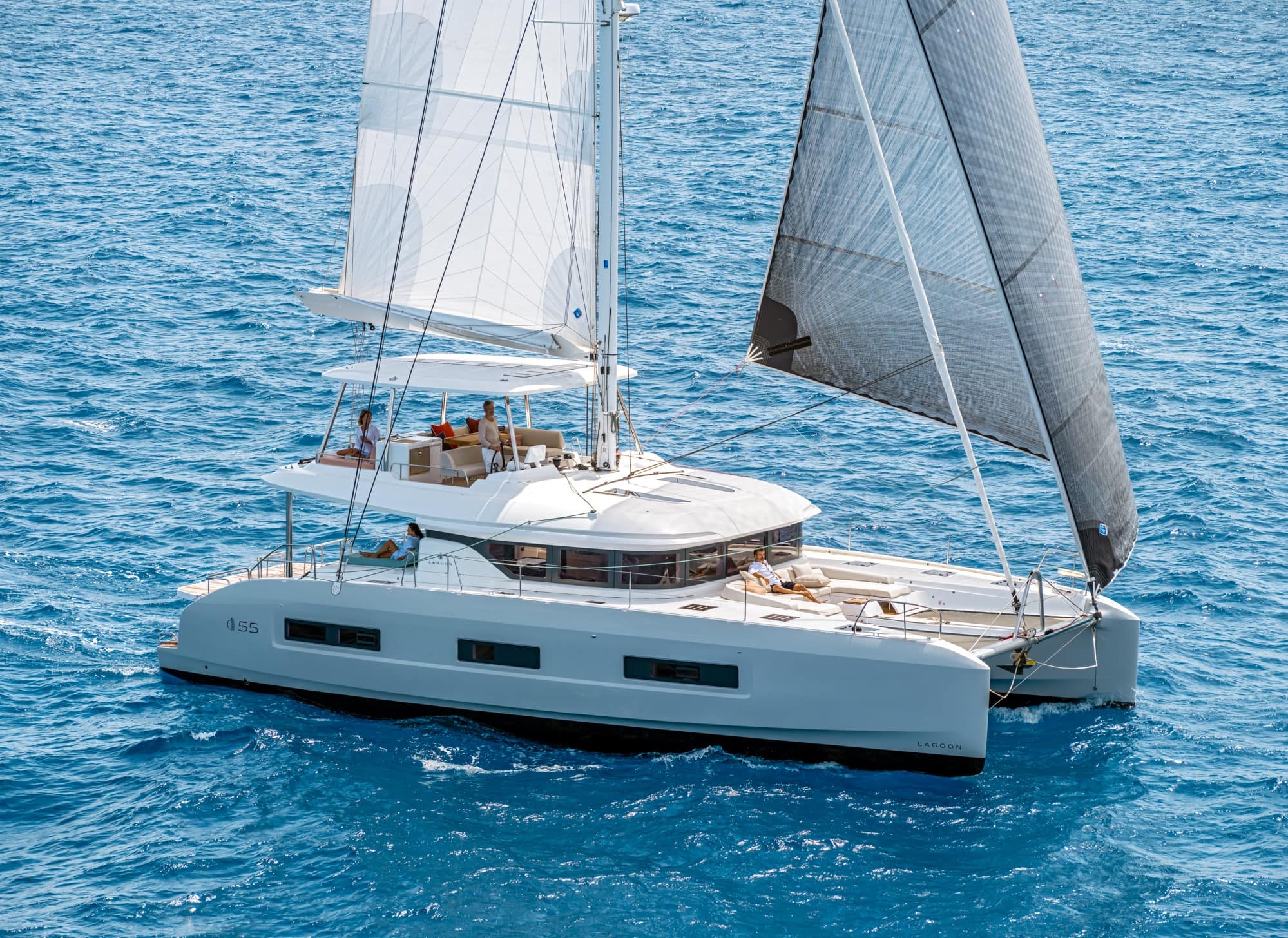Lagoon 55 Millenium, catamaran met zeilen op zee