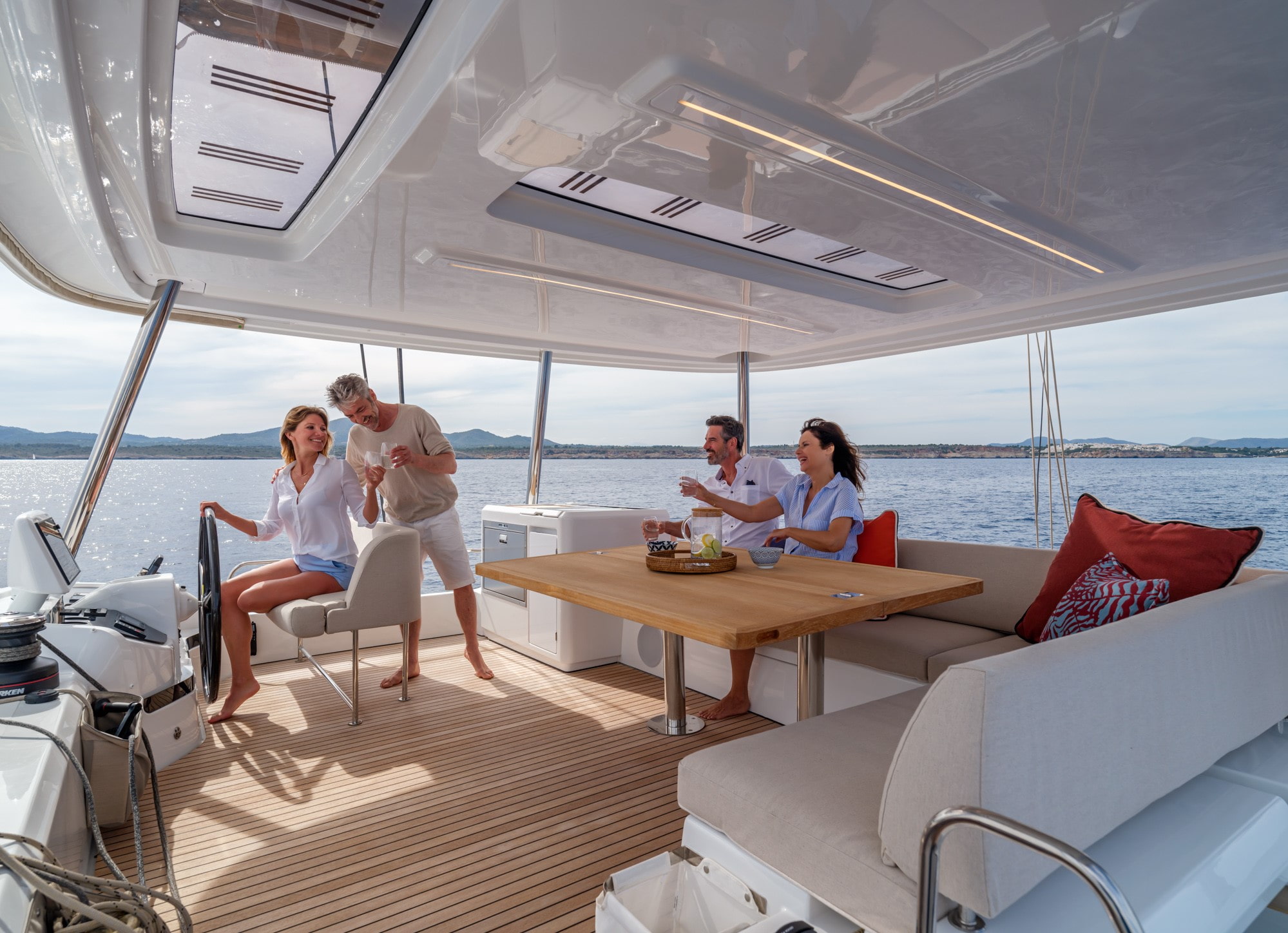 Lagoon 55 Millenium, mensen genieten op dek