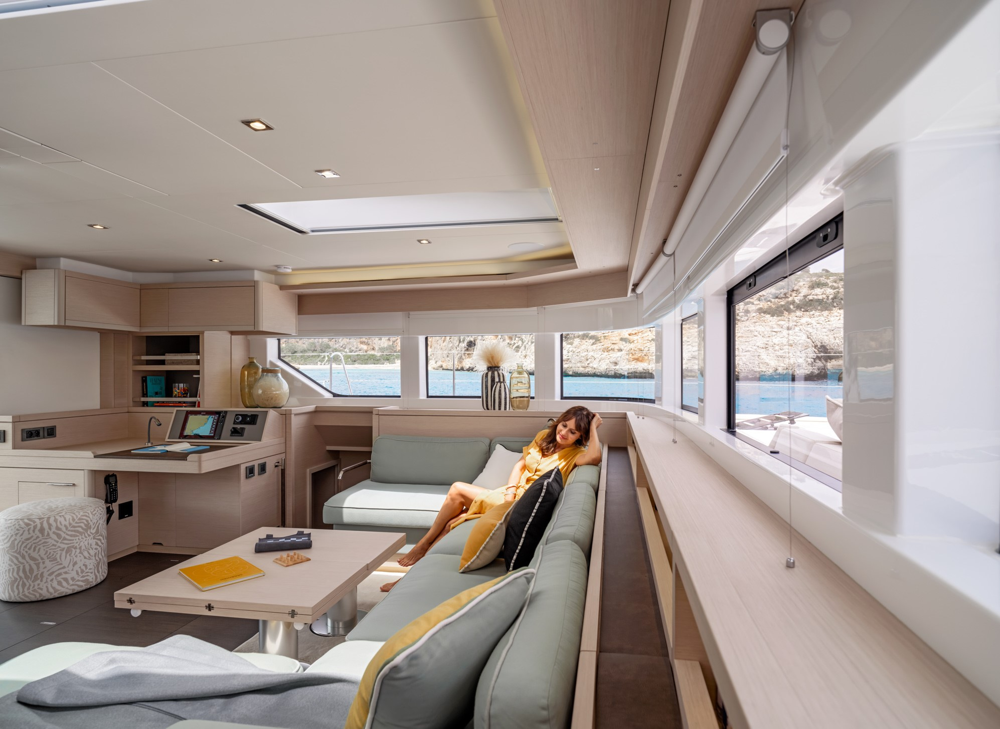 Lagoon 55 Millenium, vrouw ontspant op salonbank
