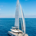 Lagoon 60, catamaran zeilboot varend op zee