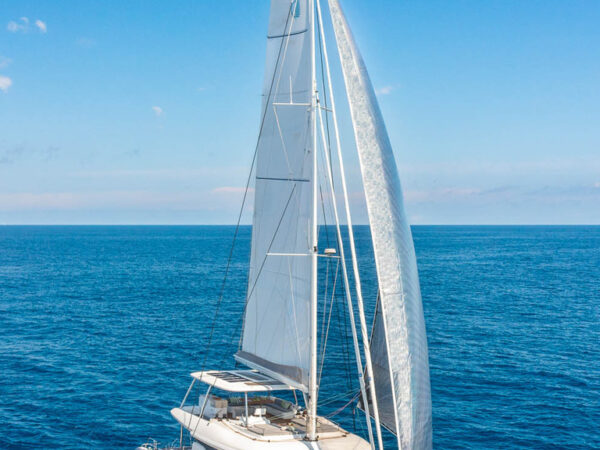 Lagoon 60, catamaran zeilboot varend op zee
