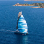 Lagoon Eighty 2, zeilboot met blauw zeil