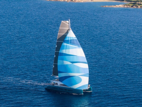 Lagoon Eighty 2, zeilboot met blauw zeil