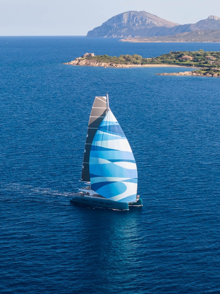 Lagoon Eighty 2, zeilboot met blauw zeil
