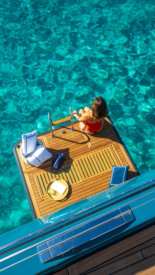 Lagoon Eighty 2, zwemplatform met vrouw ontspannen