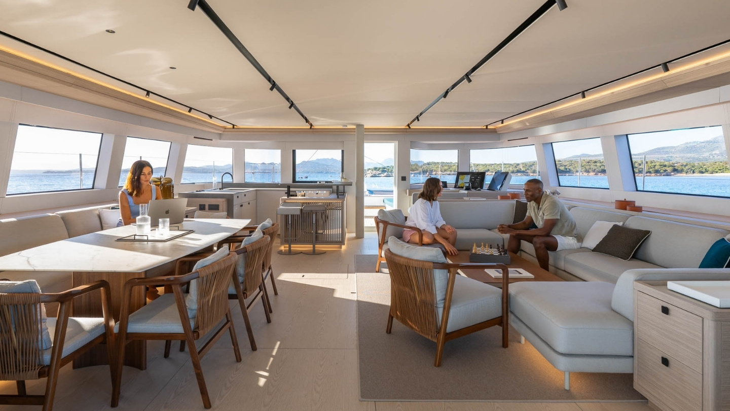 Lagoon Eighty 2, salon met mensen ontspannen