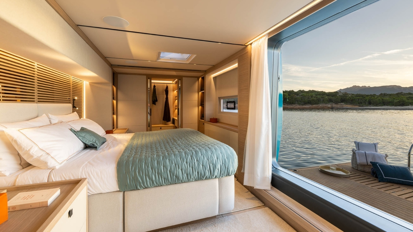 Lagoon Eighty 2, slaapkamer met bed en uitzicht