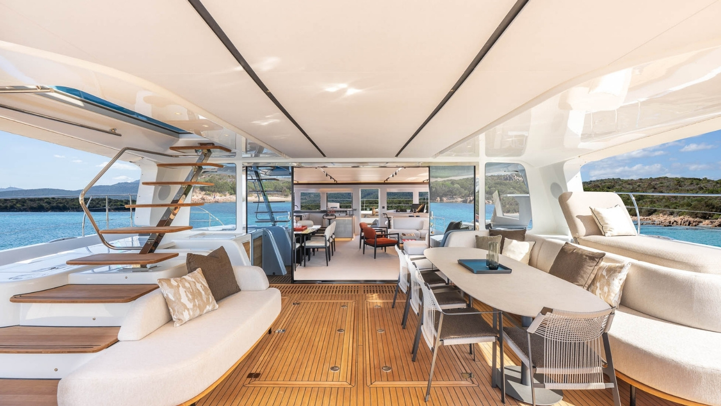 Lagoon Eighty 3, achterdek met loungebanken en tafel
