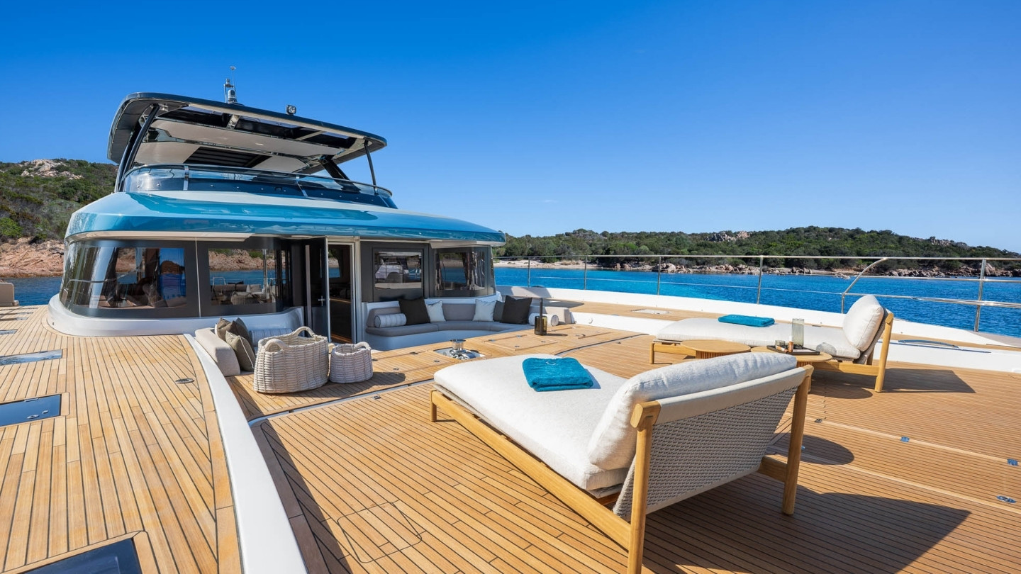Lagoon Eighty 3, zonnedek met loungebanken op jacht