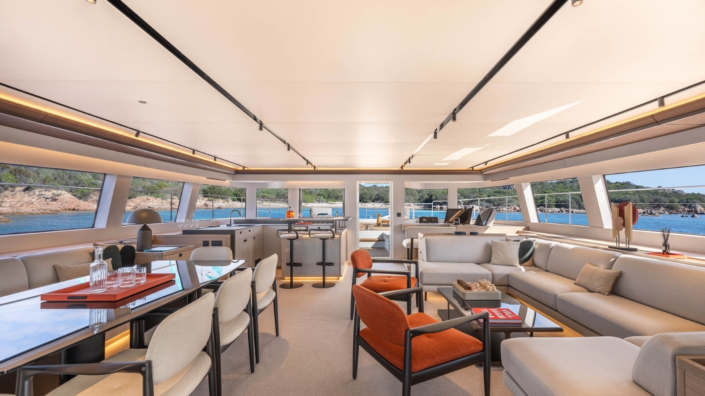 Lagoon Eighty 3, salon met eettafel en bank