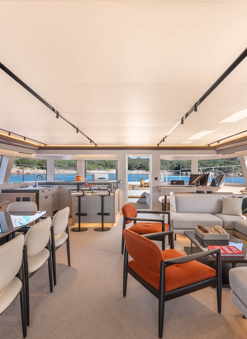 Lagoon Eighty 3, salon met eettafel en zithoek