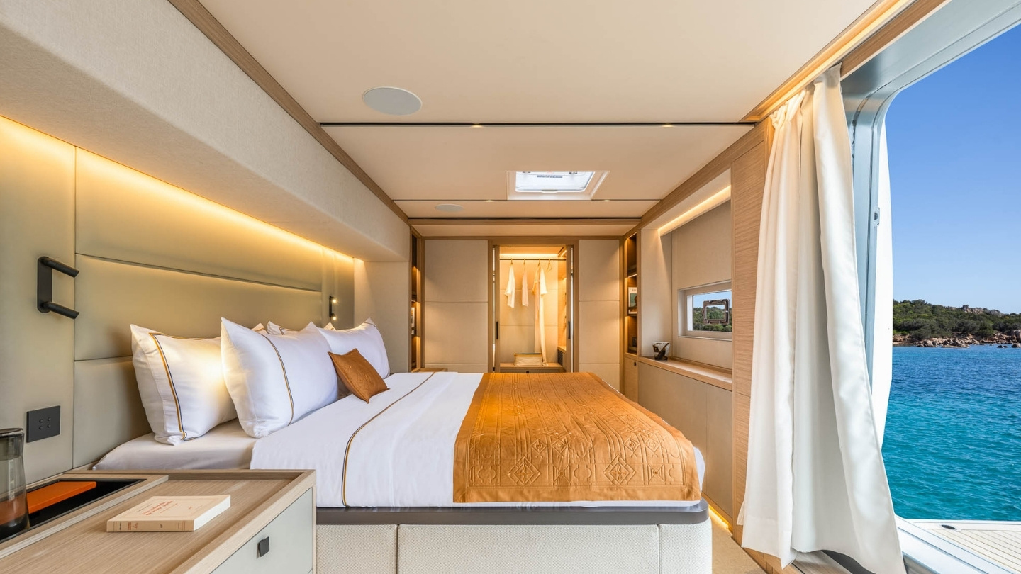 Lagoon Eighty 3, slaapkamer met bed en zeezicht