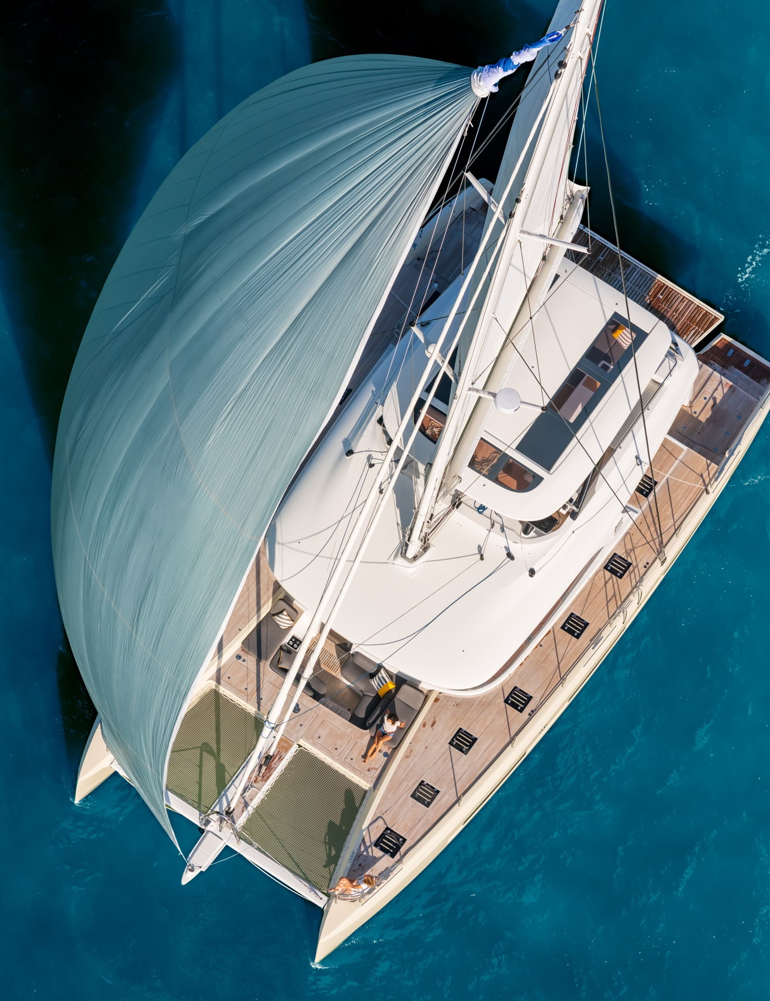 Lagoon Sixty 5, catamaran met spinnaker van boven