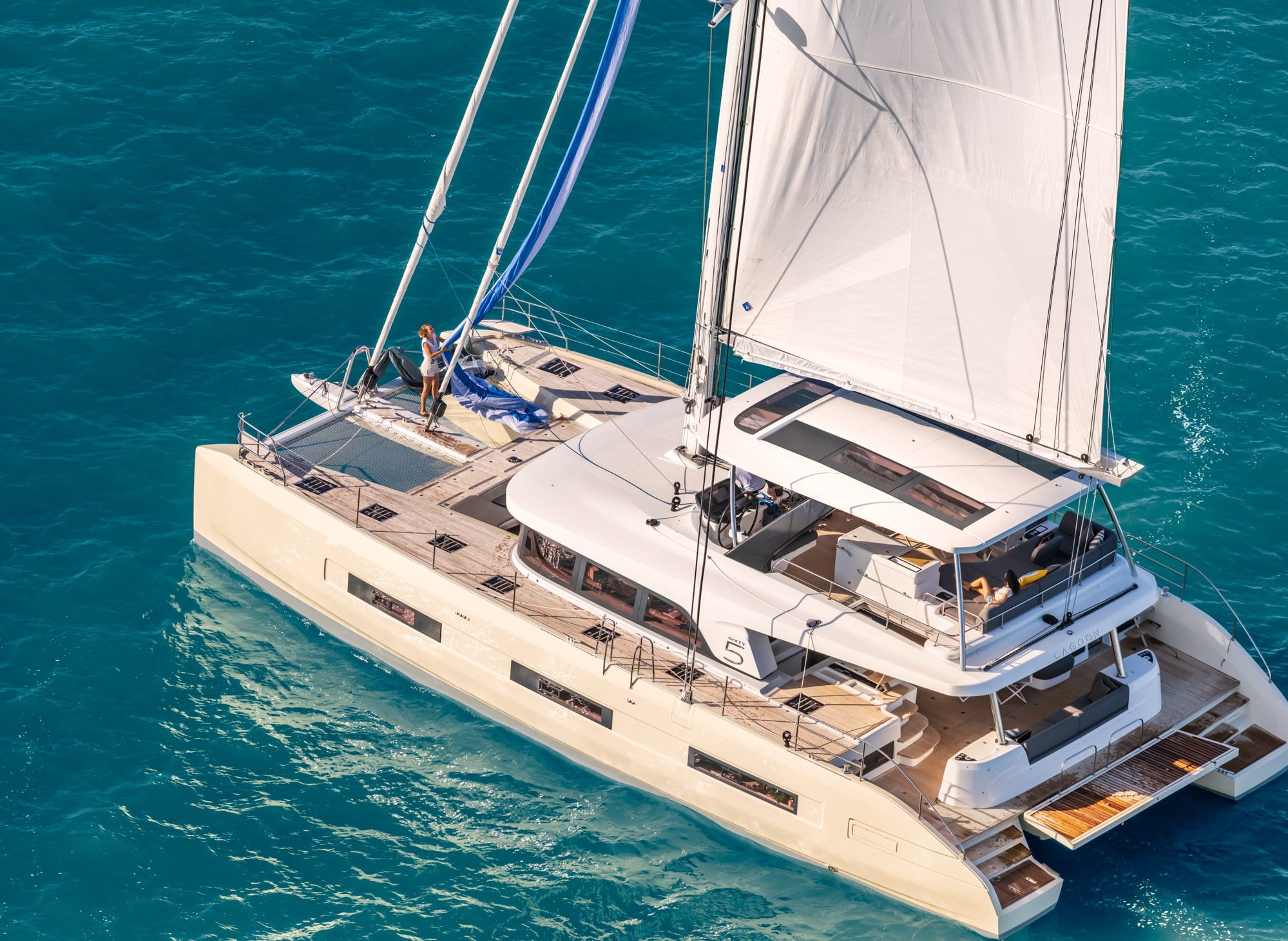 Lagoon Sixty 5, catamaran met zeilen op zee