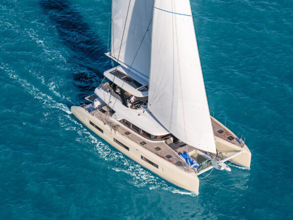 Lagoon Sixty 5, catamaran zeilend op zee