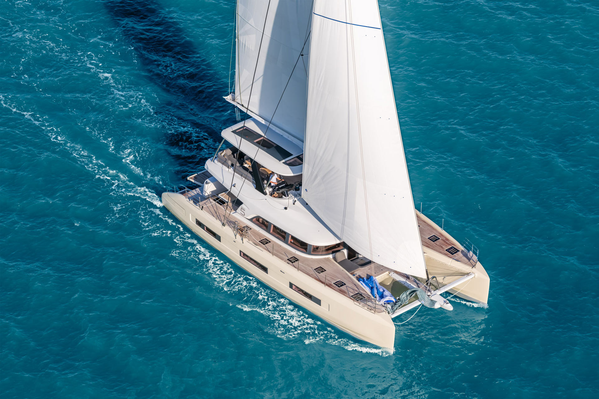 Lagoon Sixty 5, catamaran zeilend op zee