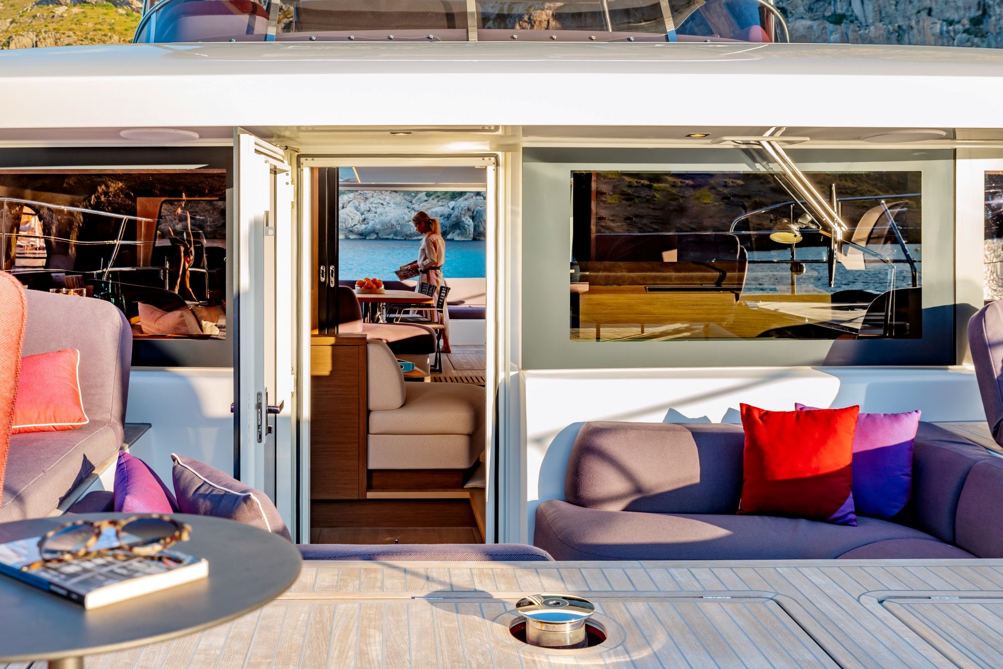 Lagoon Sixty 7, achterdek met loungebank en kussens
