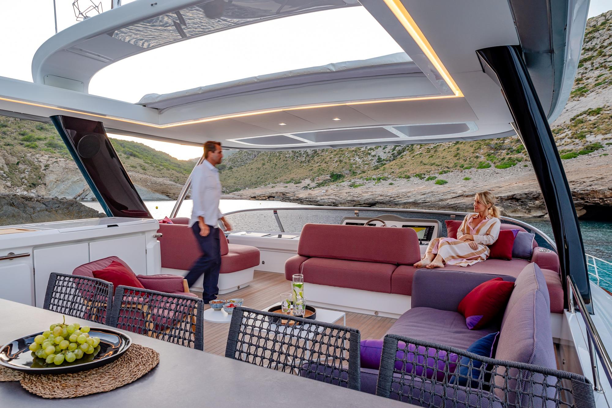 Lagoon Sixty 7, achterdek met loungebank en mensen
