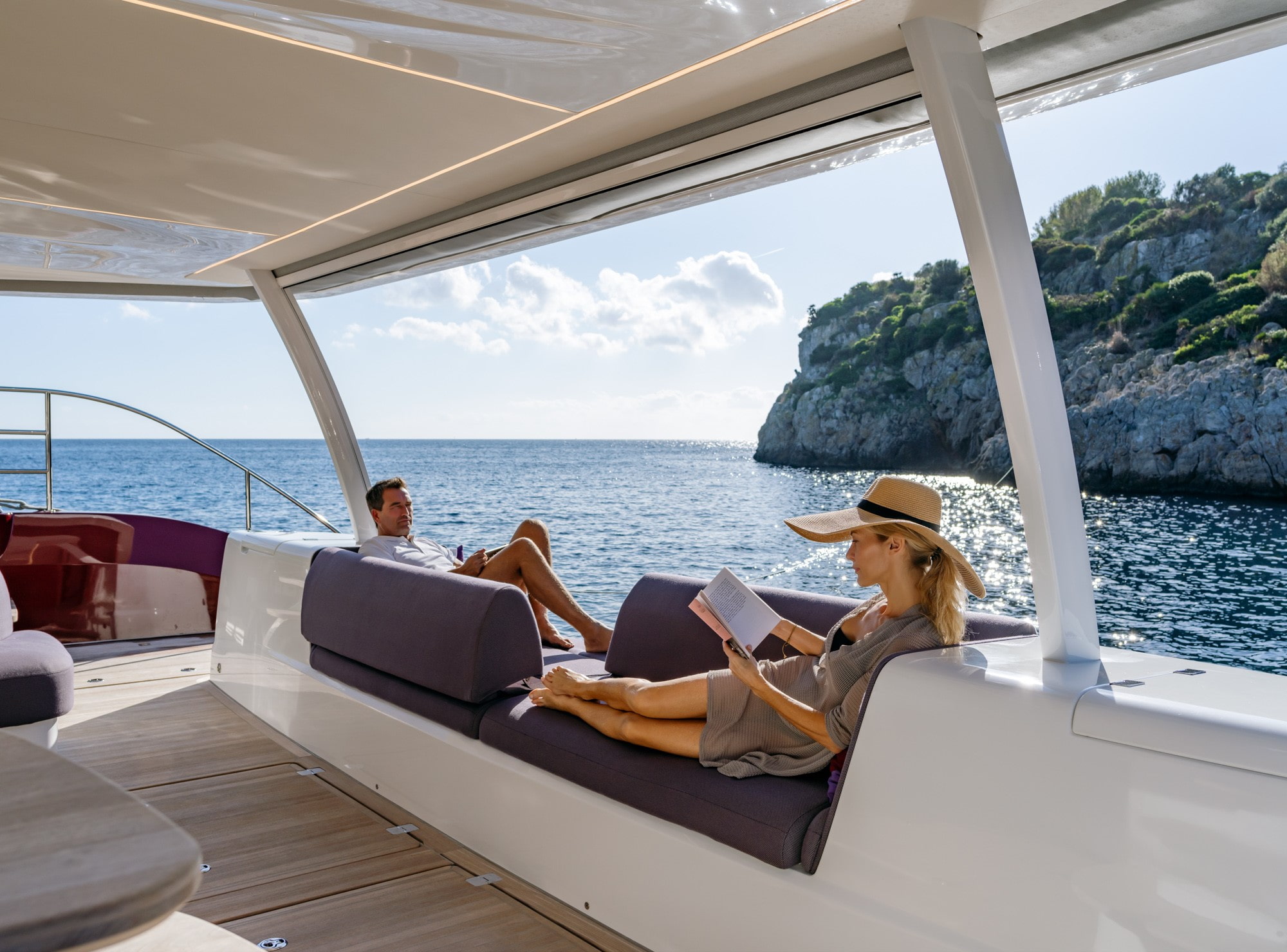Lagoon Sixty 7, loungebank op achterdek met zicht op zee