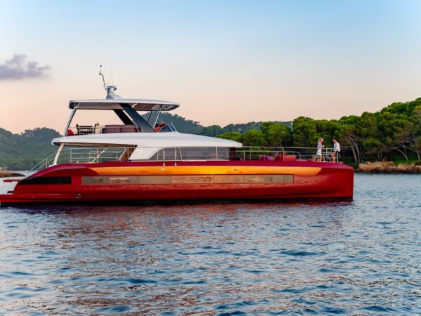 Lagoon Sixty 7, rode boot voor anker