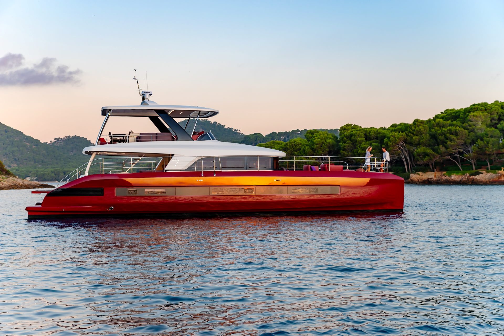 Lagoon Sixty 7, rode boot voor anker