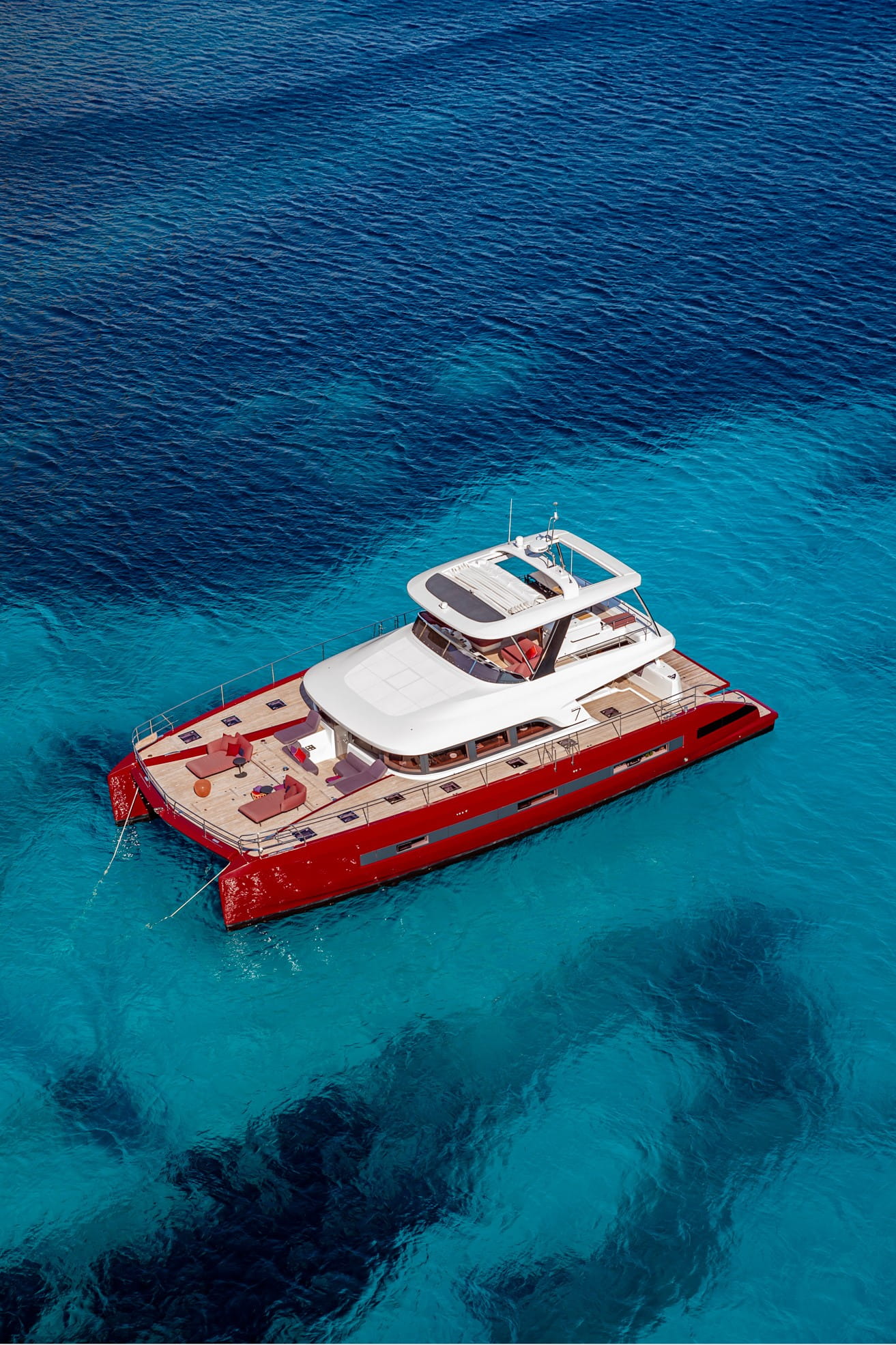 Lagoon Sixty 7, rode catamaran voor anker op zee