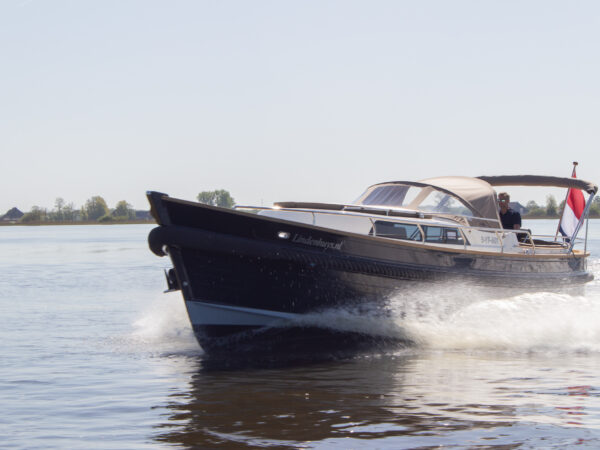 Makma Caribbean 36 MK2, boot varend op water