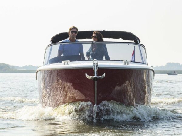 Makma Cayos 28, boot varend op water