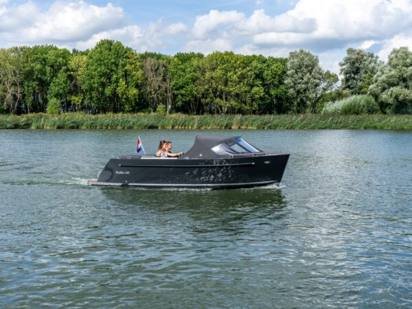 Maxima 630 NEW, boot varend op rivier