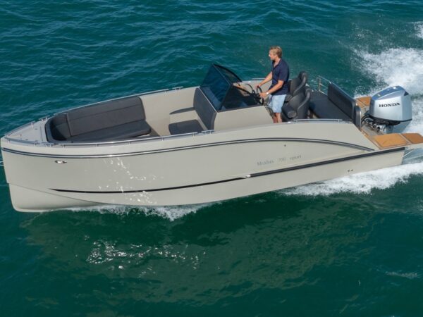 Maxima 700 Sport, boot varend op zee