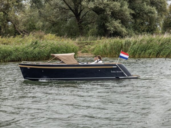 Maxima 720 Retro, boot varend op rivier