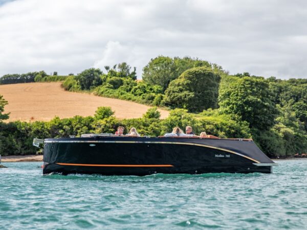 Maxima 740, zwarte boot varend op water