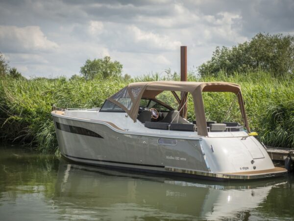 Maxima 920 Cabin, boot afgemeerd bij riet