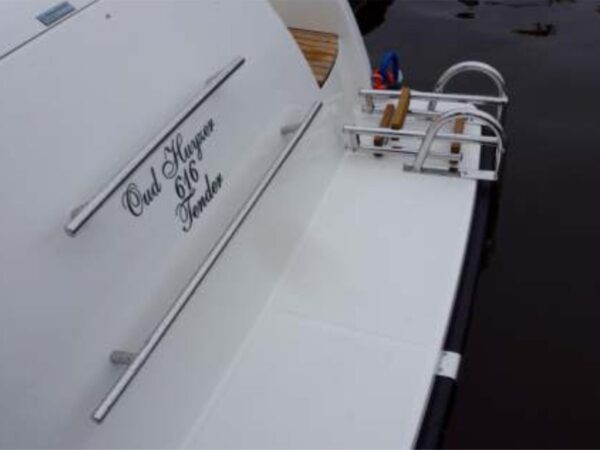 Oud Huijzer 616, achterdek met naam tender