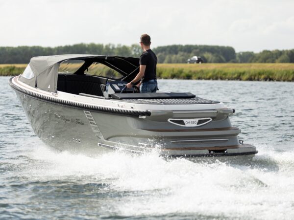 Oud Huijzer 650, boot varend op water