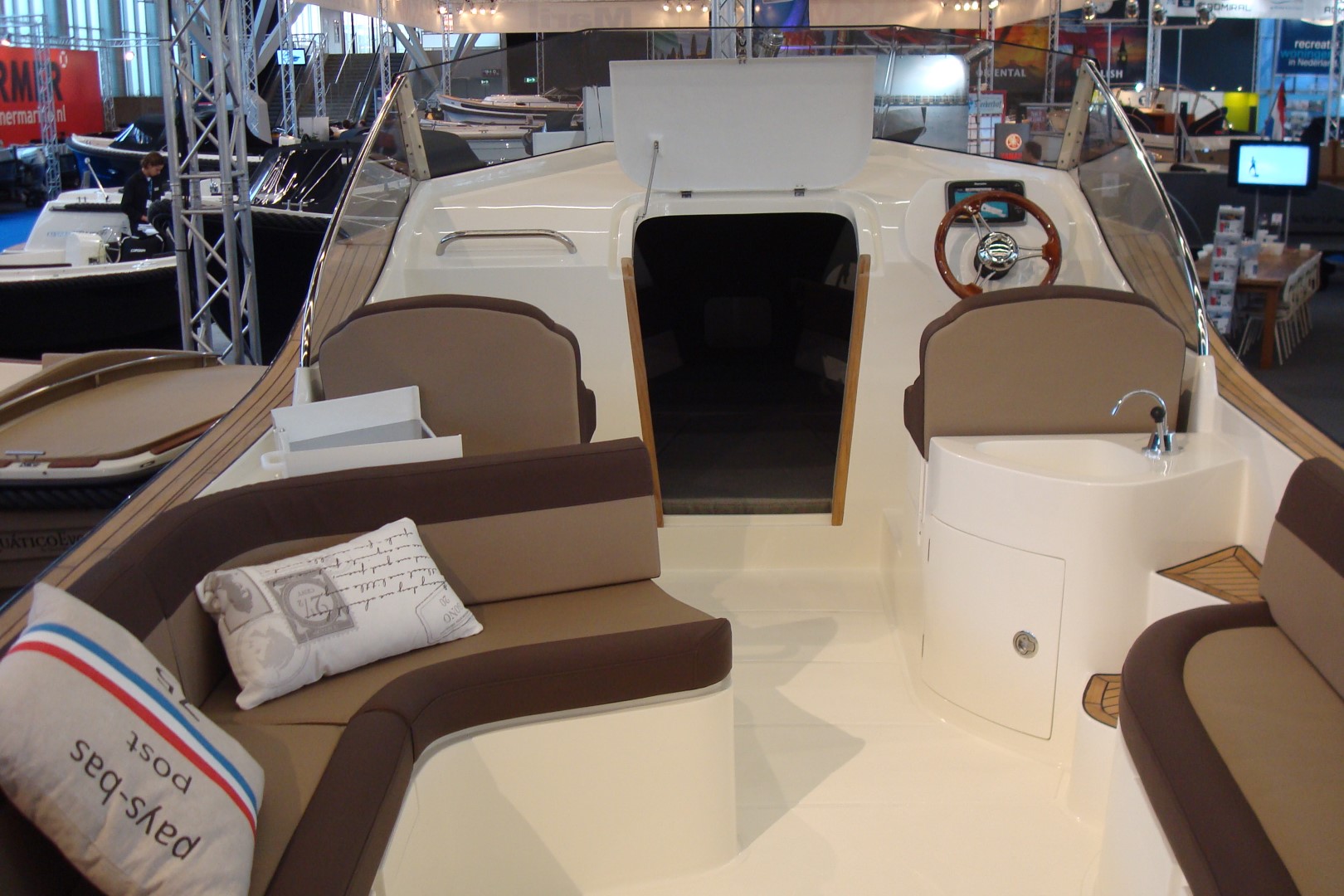 Oud Huijzer 700 Cabin
