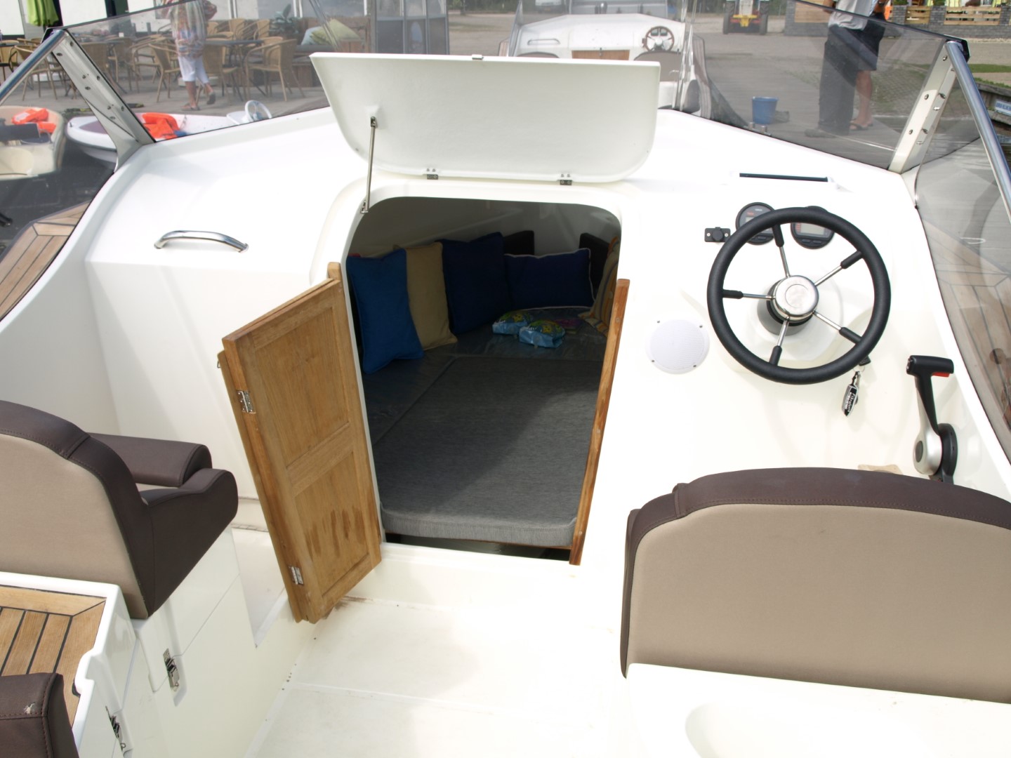 Oud Huijzer 700 Cabin