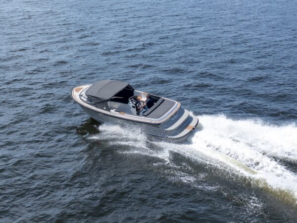 Oud Huijzer 740, boot varend met kielzog