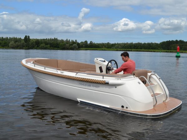Primeur 600 Tender, boot varend op rivier