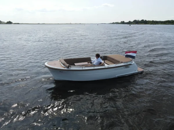 Primeur 610 Tender, sloep vaart op water