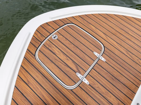 Primeur 625 Tender, luik in teakhouten dek